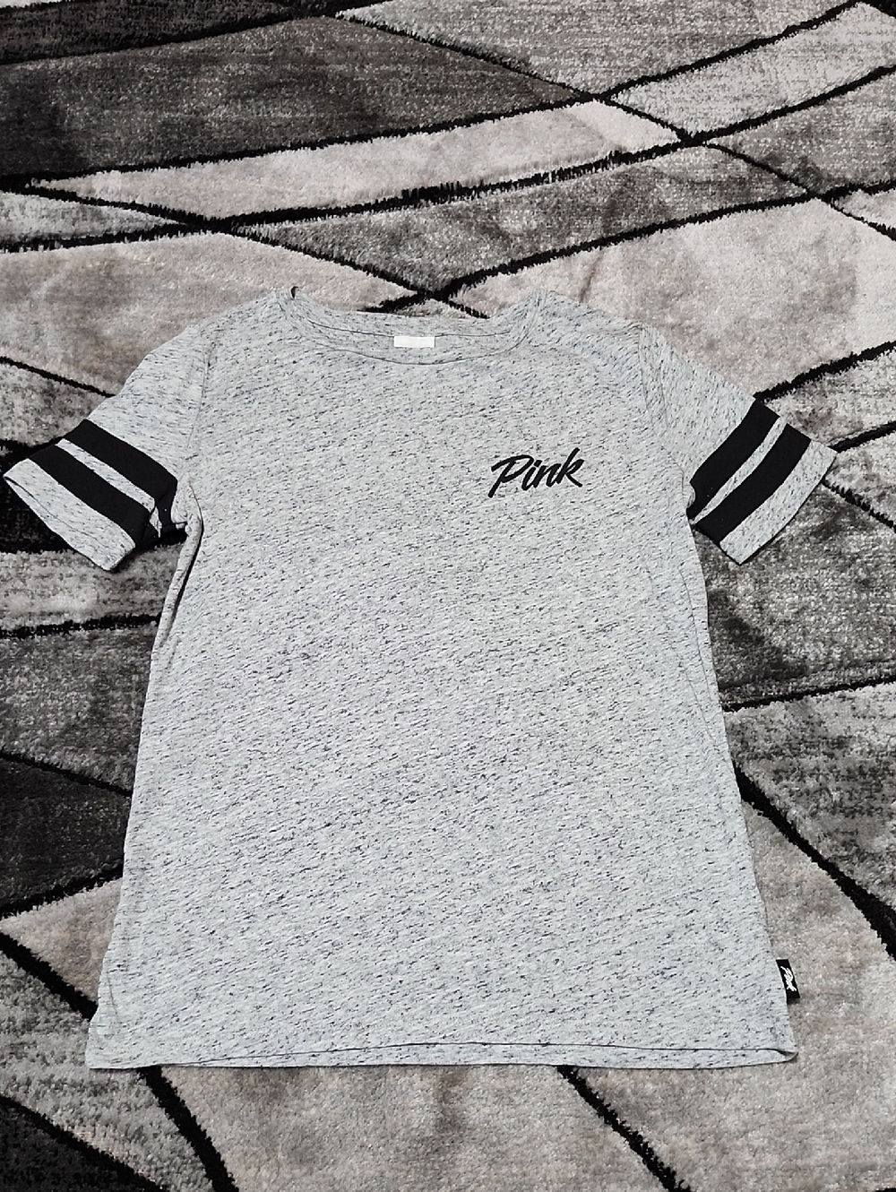 VS PINK 2018 HEATHERED GRAY BLACK VARSITY SLEEVE STRIPES CHEST LOGO TEE-SHIRT